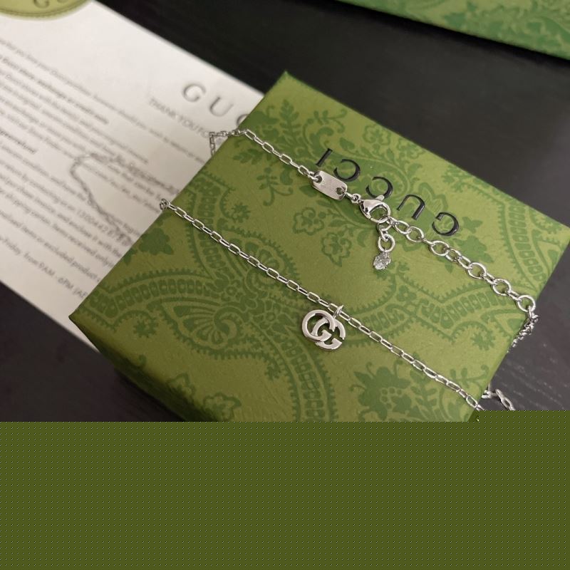 G*u*i necklaces